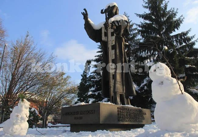 Снежни човеци се появиха до паметника на Св. Софроний