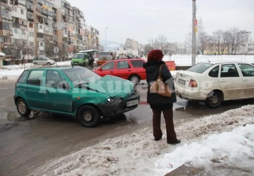 Две коли се нанизаха в ж.к. „Дъбника“