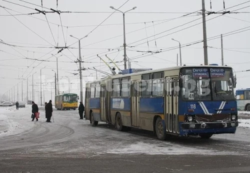 Тролей отнесе паркирано БМВ