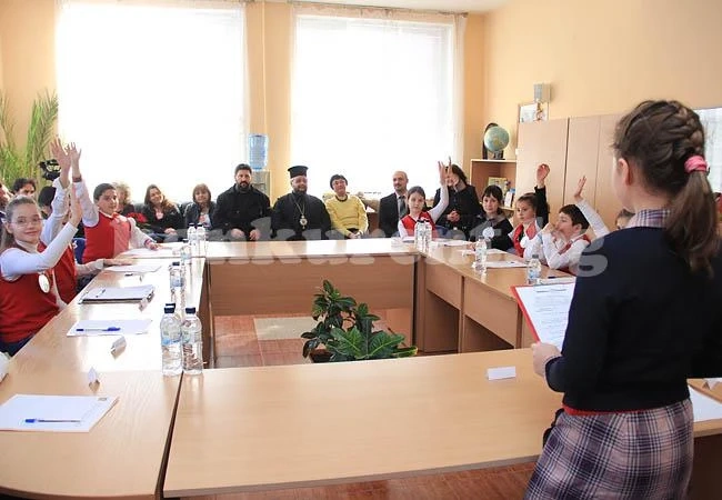 Народен представител покани малки депутати в парламента