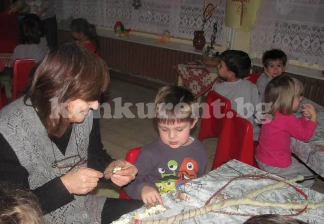 Деца майсториха сурвачки