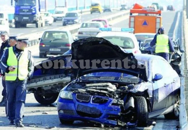Верижна катастрофа с шест коли и тролей затапи Аспарухов мост във Варна