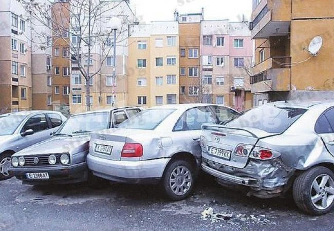 Пиян шофьор помля 3 коли на паркинг, клиенти и управител на бар го „арестуваха”