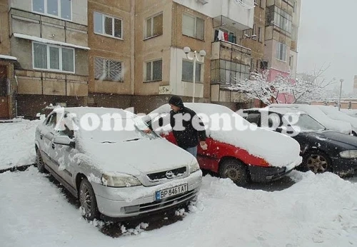 Задържания за разбитите стъкла работи във фирма за поправка