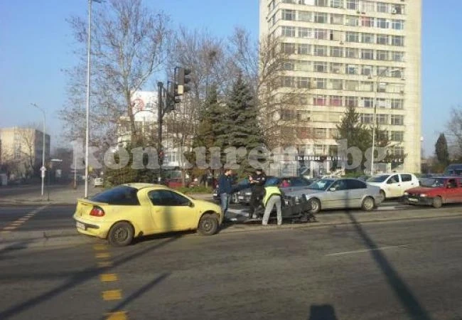 Млад шофьор свали светофар с колата си