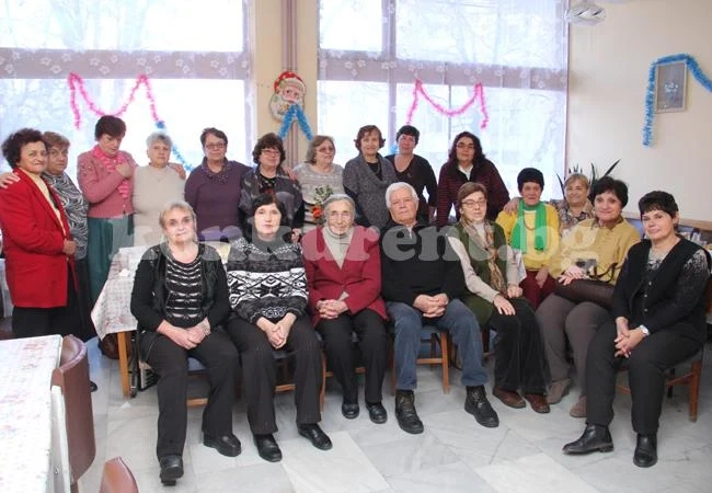 Дами се събраха на женско коледно парти