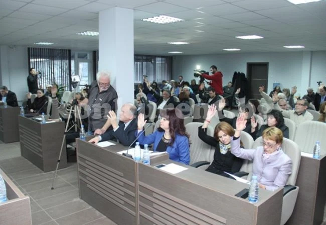 Сенатори обсъждат след седмица 35 докладни
