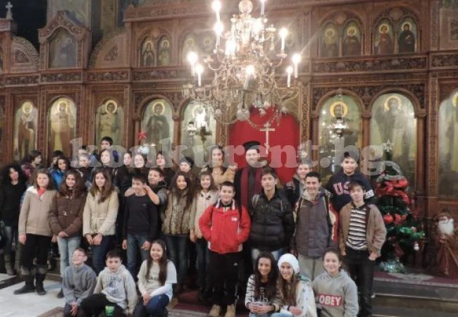 Деца украсиха коледна елха във видински храм