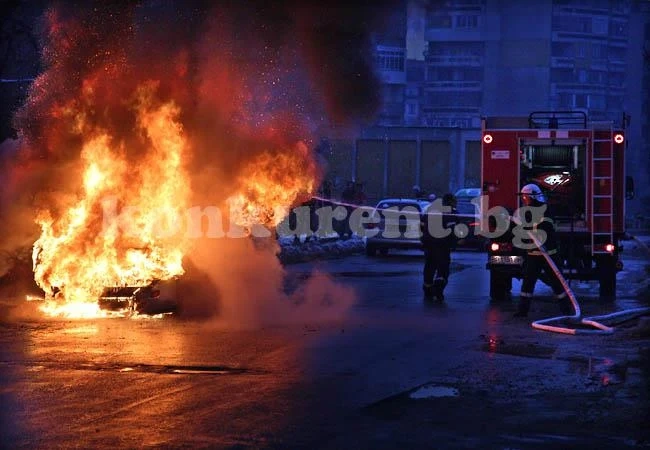 ВИДЕО: Колата в ж.к. Дъбника изгоря за 2 минути