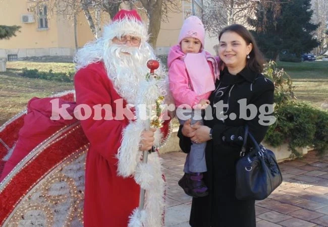 Дядо Коледа обикаля из центъра на Враца