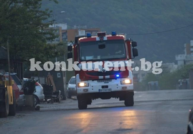 Микробус разцепи газопровод и се заби в къща