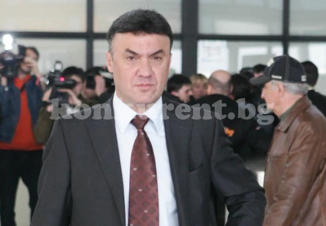 Боби Михайлов зарадва деца от домове