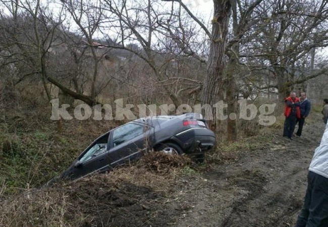 Кола падна в река, шофьорът невредим