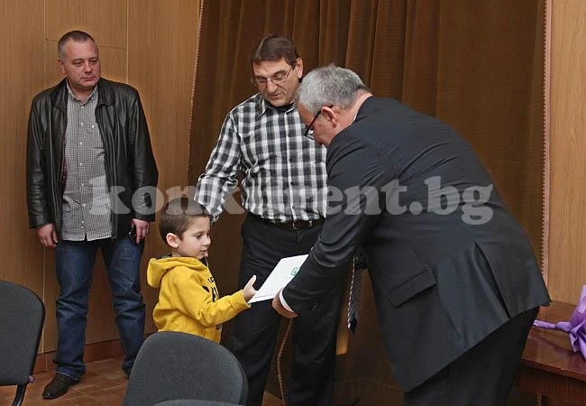 Николай Иванов даде награди за коледна украса