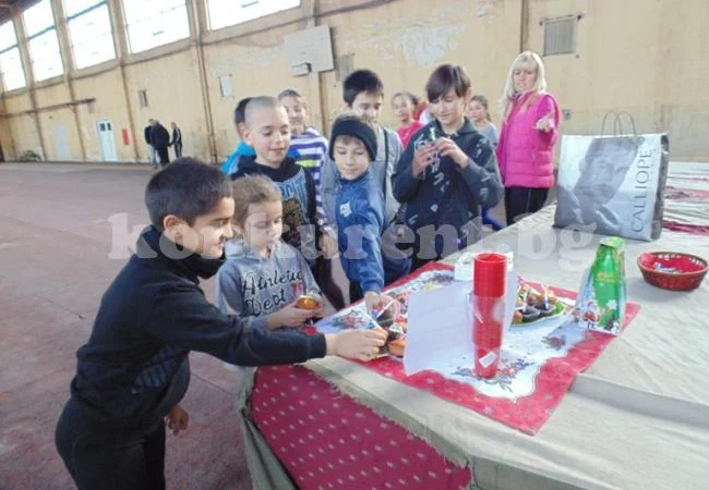 Атлетически клуб зарадва малчугани с подаръци