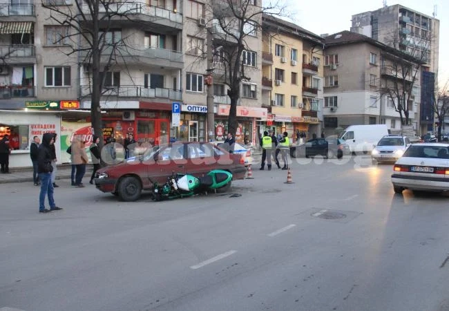Кола и мотор се удариха в центъра на Враца