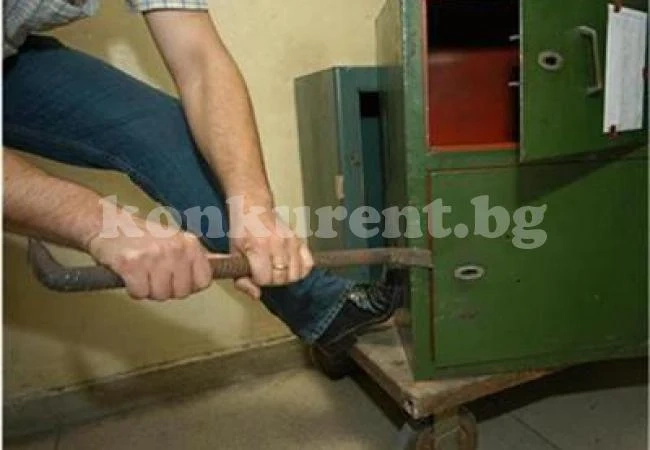 Задигнаха каса с пистолети и пари от земеделска станция