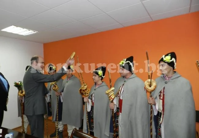 Коледари поздравиха областната администрация във Видин