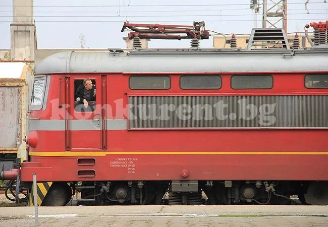Два локомотива дерайлираха край Зимница, извозват пътници с автобуси