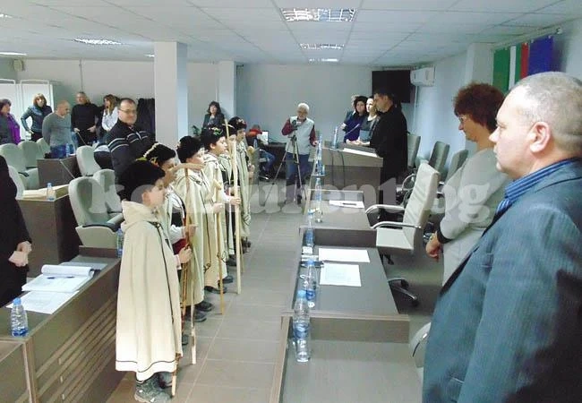 Коледари развеселиха съветниците във Враца