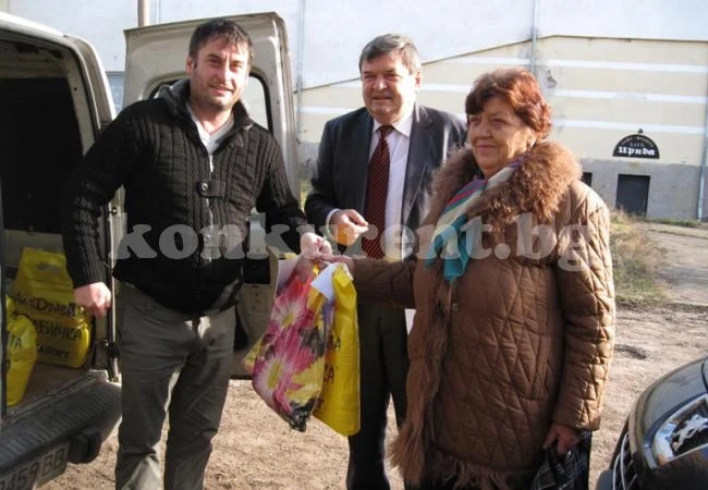 Божинов дари хранителни пакети на жители на Баница