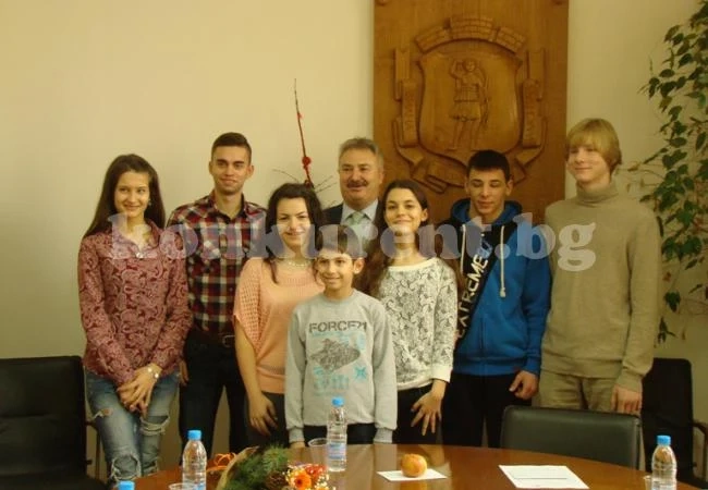 Златко Живков раздаде стипендии на най-добрите