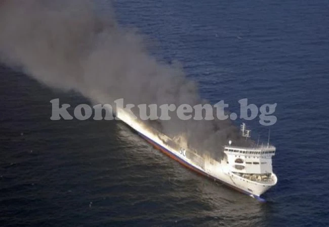 Ферибот с над 400 пасажери гори край Корфу