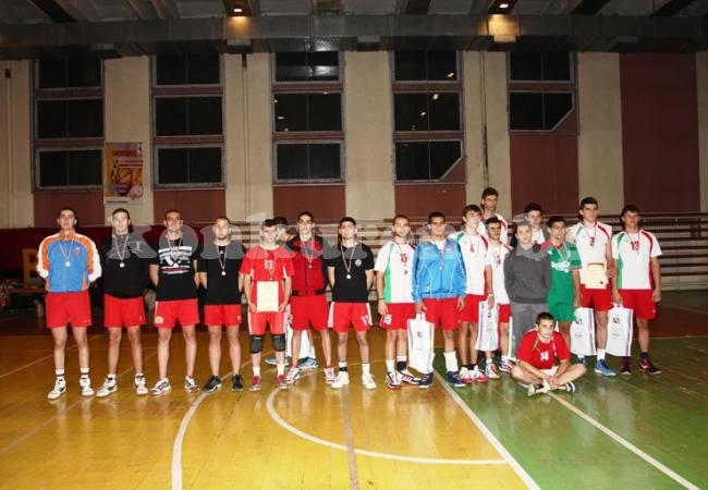 Юношите на Ботев заслужиха купата на ВМРО, връчиха я на болно дете
