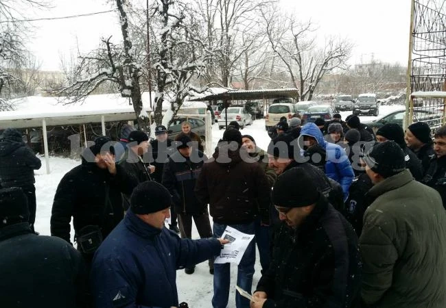 Надзиратели от Враца излязоха на протест