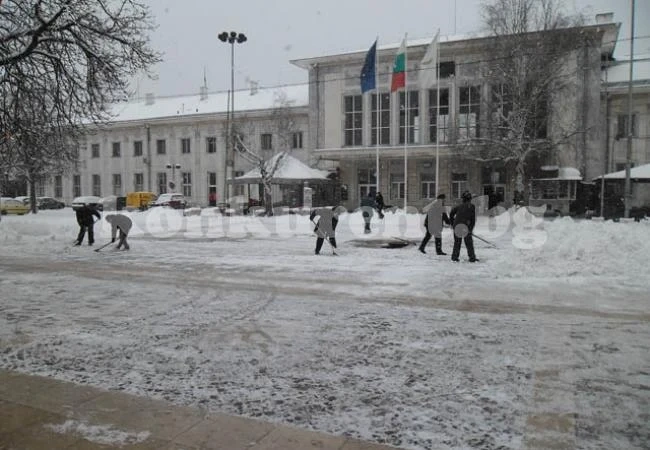 Почистиха улиците от снега в Мездра