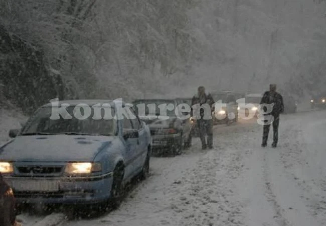 Десетки автомобили в снежна клопка на пътя Алтимир-Липница