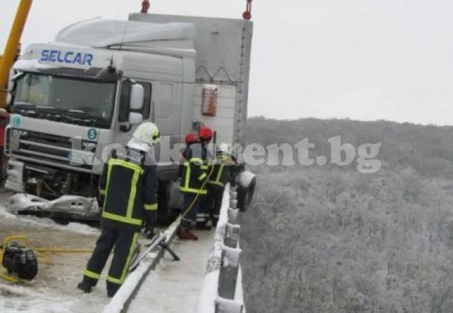 Тир се вряза в подпорна стена на Е-79