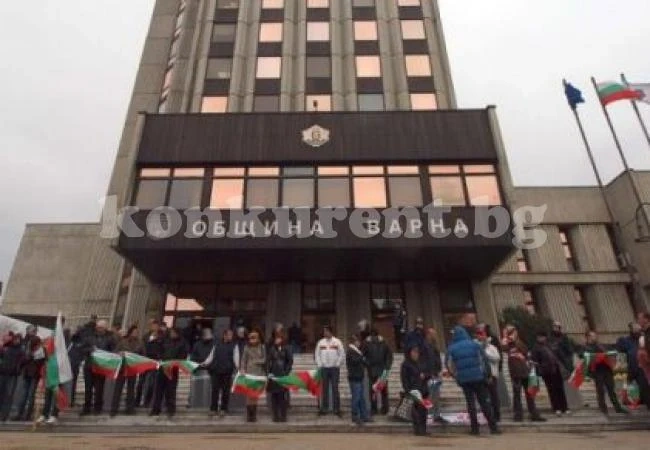 Недоволни от властта във Варна откриват Алея на срама