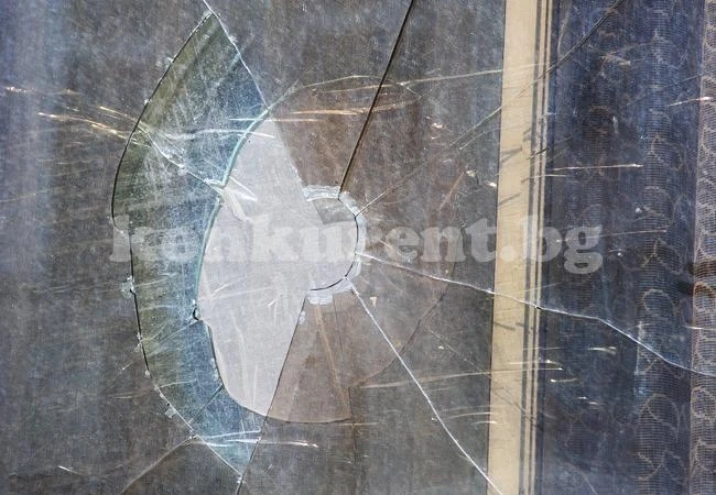 Мъж влезе в болница след побой за потрошено стъкло