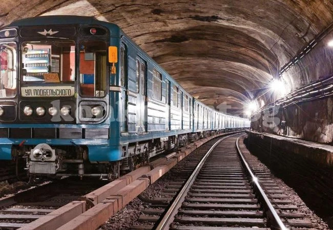 Младеж загина, возейки се между вагоните на метрото
