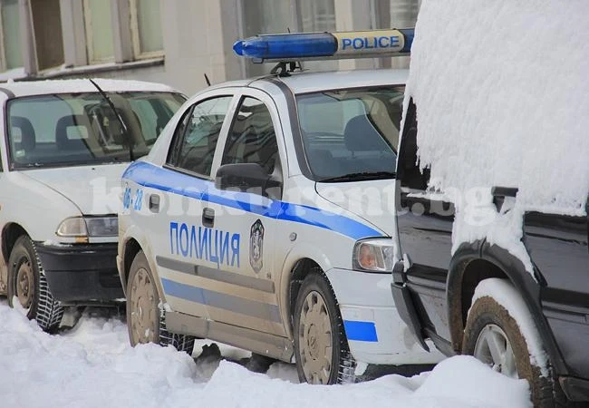 Полицай помете две жени на пътя