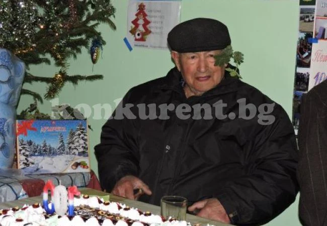 100-годишен дядо пийва ракия и копае домати