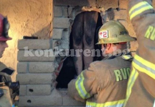 Гола американка заседна в комина на бившия си любовник