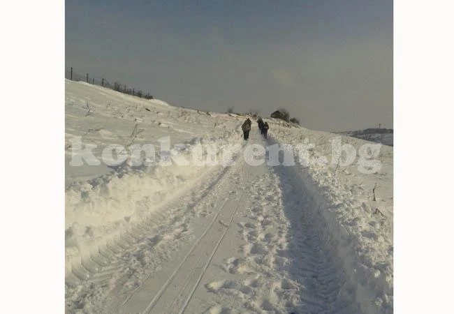 Кметица рина сняг с отряд доброволци до самотник