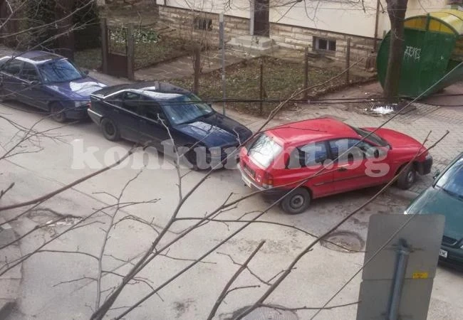 Снимки от читател: Затиснаха колата на врачанин в центъра на града