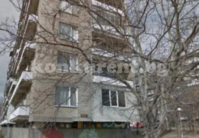 Студентка скочи от 4-ия етаж, има счупени прешлени