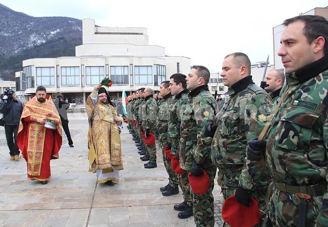 Военни възстановиха традиция за освещаване на знамена