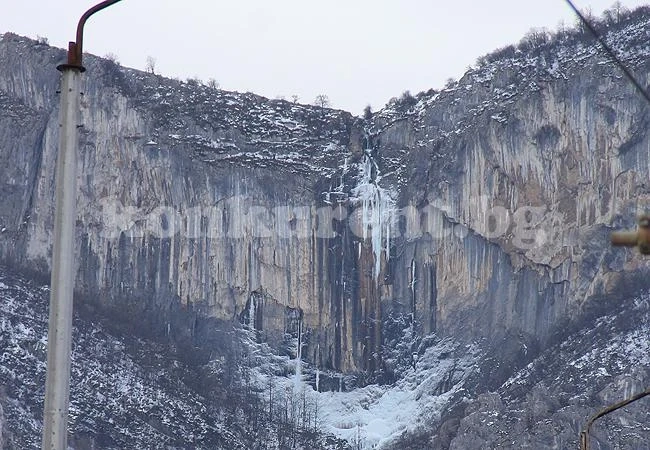Лед скова водопада Скакля