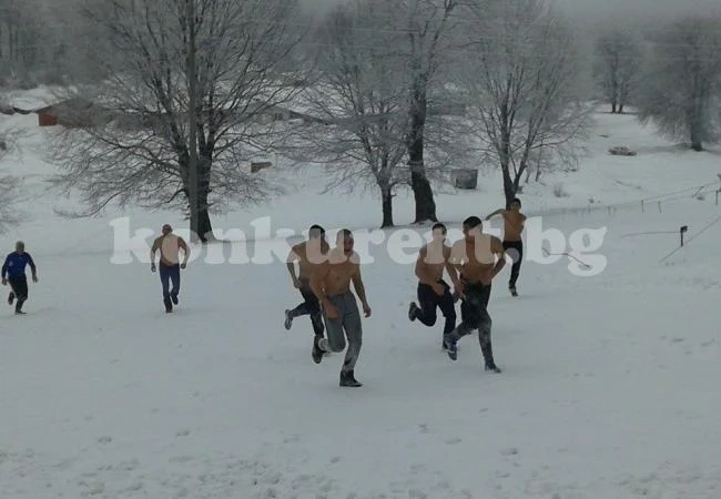Борци се хвърлиха за кръст в снежни преспи