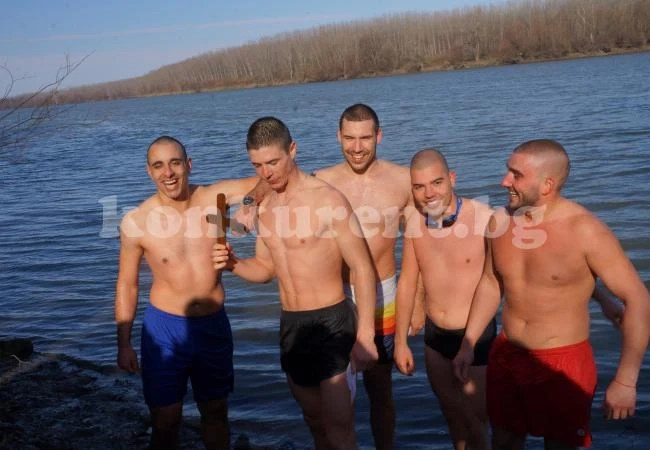 Денис извади за трети път кръста в Козлодуй