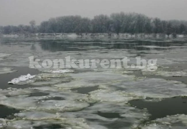 Дунав замръзва, строят спешно стоянки за корабите