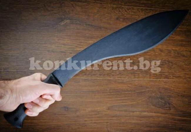 Баща вилня с мачете в класна стая