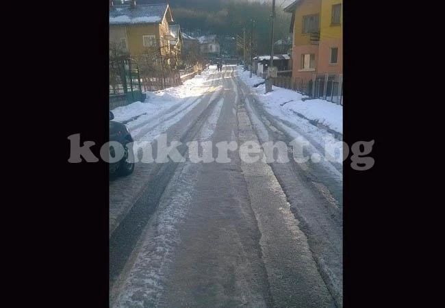 Снимки от читател: Ледени коловози в Згориград
