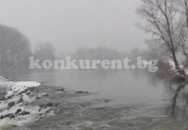 Лодката на бракониер се сцепи от студ, ледената река го погълна