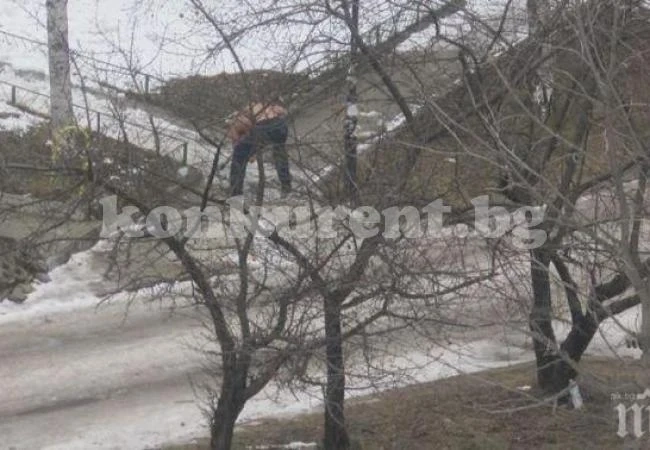 Гол мъж разбива лед с кирка в София